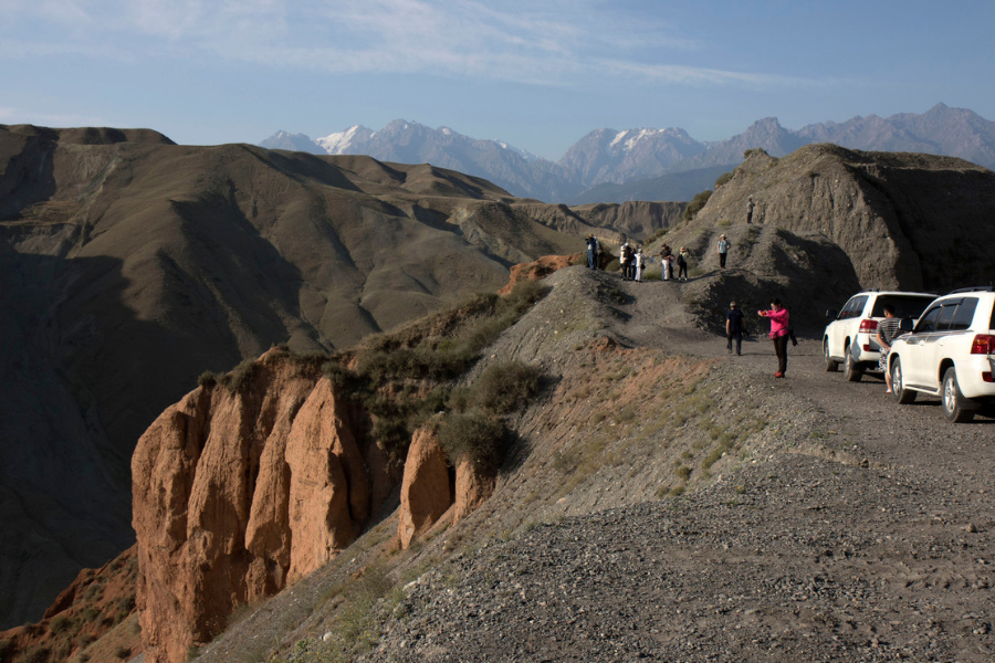 Plan your visit to Anjihai Grand Canyon in Xinjiang with route tips, best travel times, safety advice, driving information, and photography guidance.