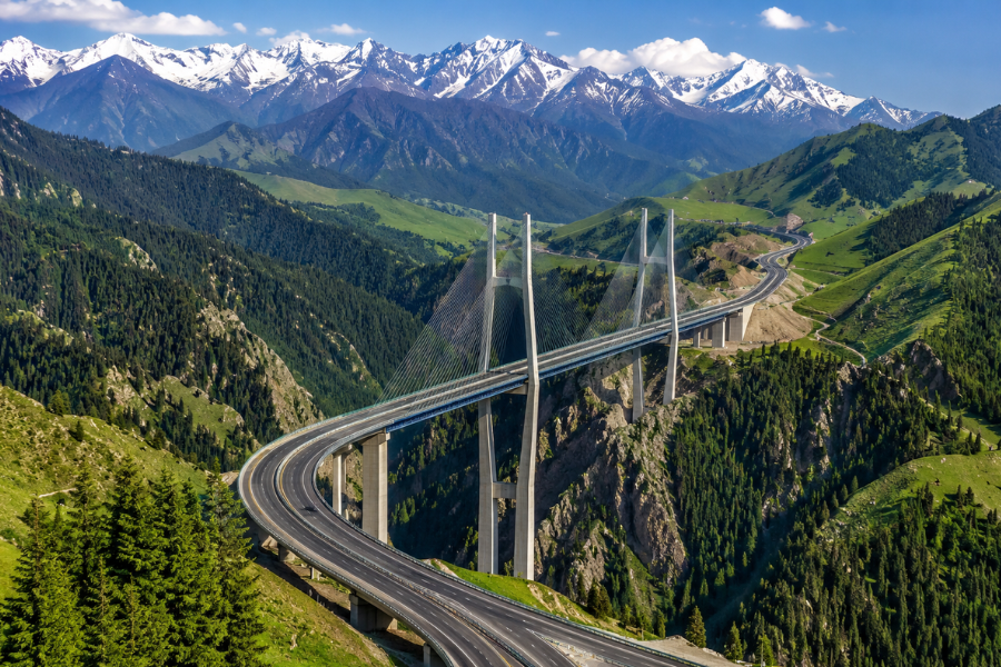 Guozigou Bridge travel guide showing the scenic valley route in Xinjiang Guozigou Bridge travel guide showing the scenic valley route in Xinjiang