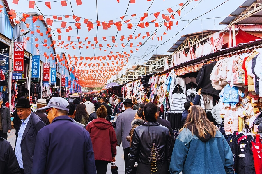 Travelers experiencing Year of the Rooster culture in Xinjiang Travelers experiencing Year of the Rooster culture in Xinjiang