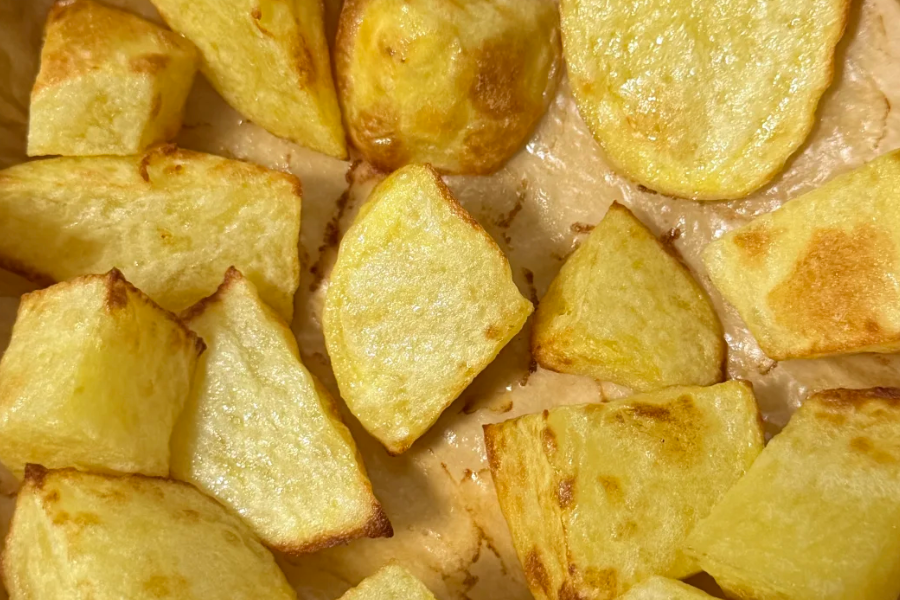 A practical guide to Xinjiang grilled potato, covering cooking methods, texture differences, and what travelers can expect from this simple street food snack. A practical guide to Xinjiang grilled potato, covering cooking methods, texture differences, and what travelers can expect from this simple street food snack.