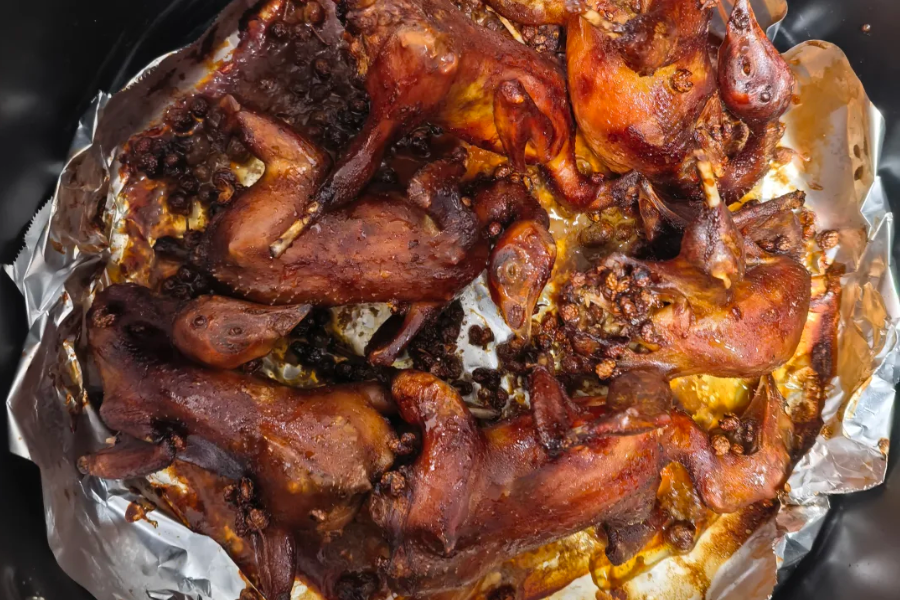 Learn what grilled quail tastes like in China, how it’s cooked, and what travelers should expect before ordering this charcoal-roasted poultry dish.