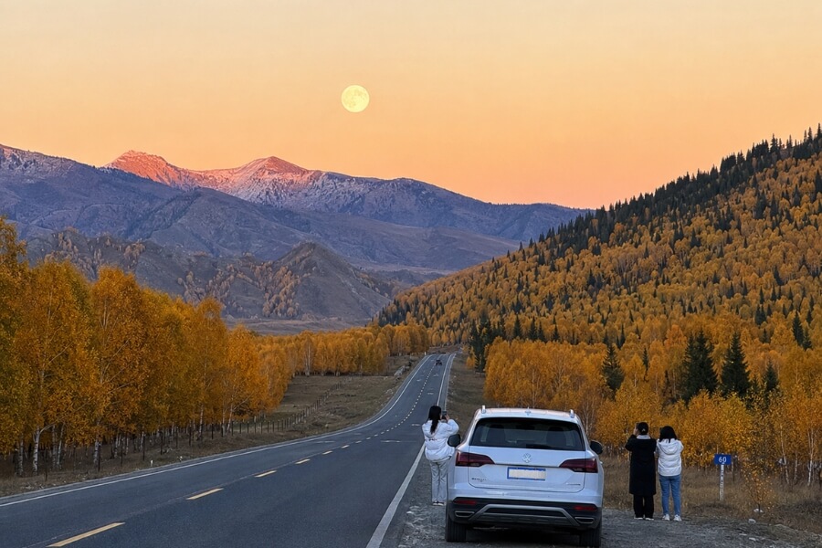autumn road trip during Mid-Autumn Festival in Xinjiang autumn road trip during Mid-Autumn Festival in Xinjiang